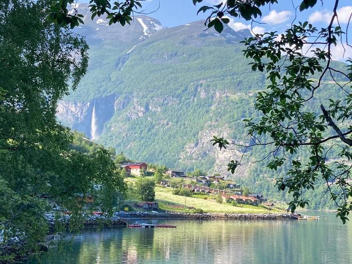 Camping for 4 personer, med Terrasse og Hage i tillegg til Utsikt i Stranda