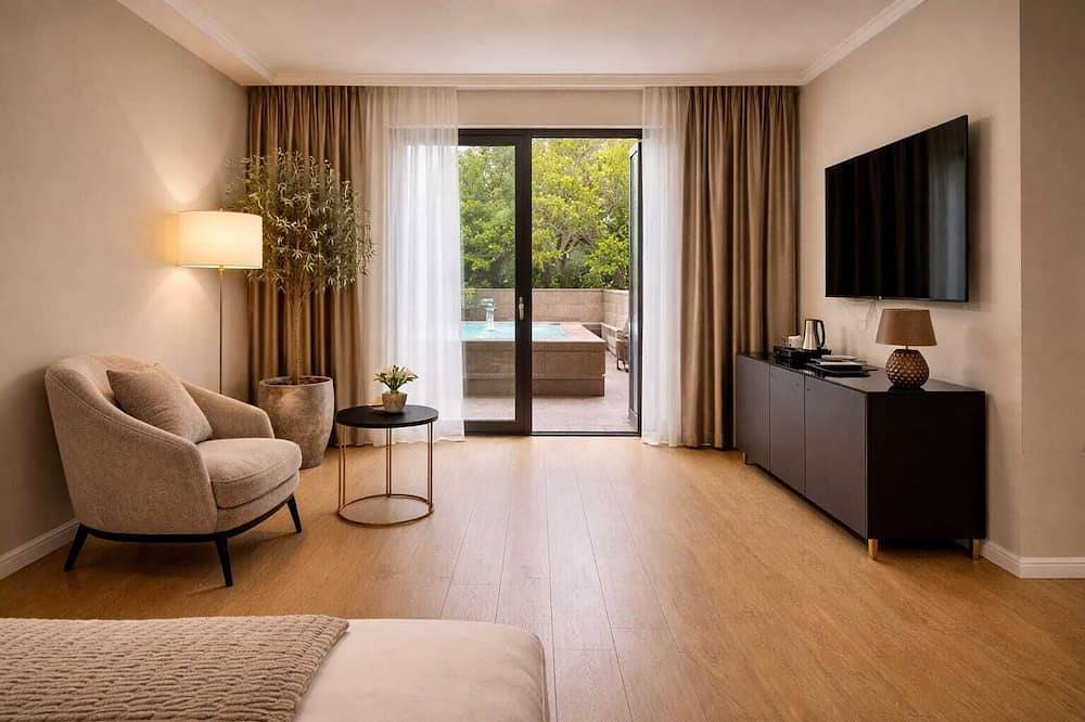 Deluxe Suite with Private Outdoor Jacuzzi & Terrace in Smoljanac, Plitvicer Seen