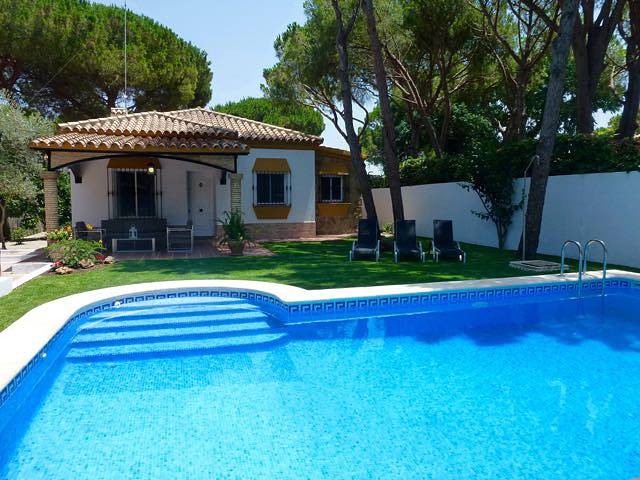 Chalet para 6 personas, con piscina además de jardín y terraza en Chiclana de la Frontera