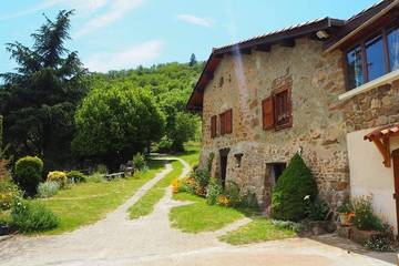 Gîte pour 6 personnes, avec terrasse et jardin à Chuyer