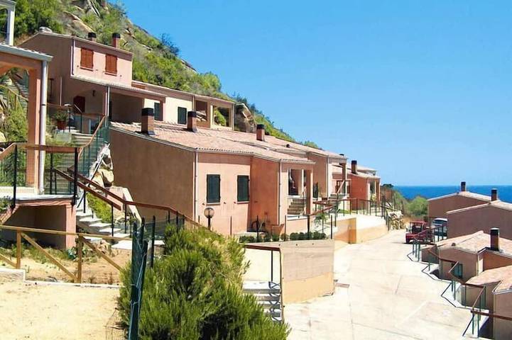 Rustico per 6 persone, con piscina e terrazza, con animali domestici in Sud della Sardegna