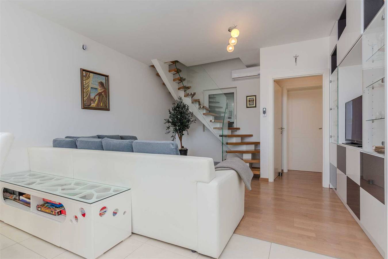 Entire apartment, For 6 persons | 350 m from beach | Apartment in a quiet area in Nin, Zadar