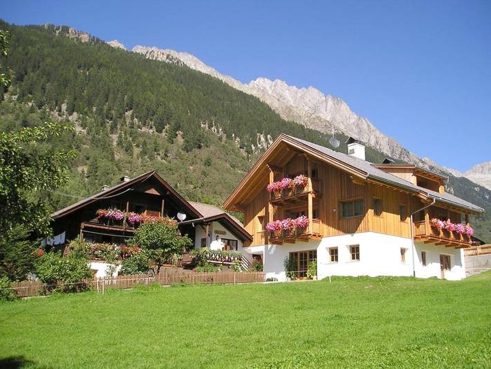 Ferienwohnung für 4 Personen, mit Balkon und Terrasse sowie Ausblick in Antholz