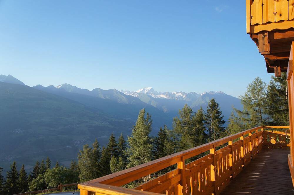 Chalet cosy avec spa extérieur et sauna face au Mont Blanc - Montchavinla Plagne in Bellentre, La Plagne-Tarentaise