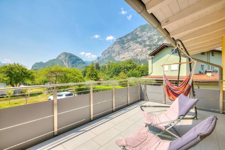 Ganze Wohnung, Mirabelle - Apartment with Terrace & Views in Dro, Gardasee-Berge