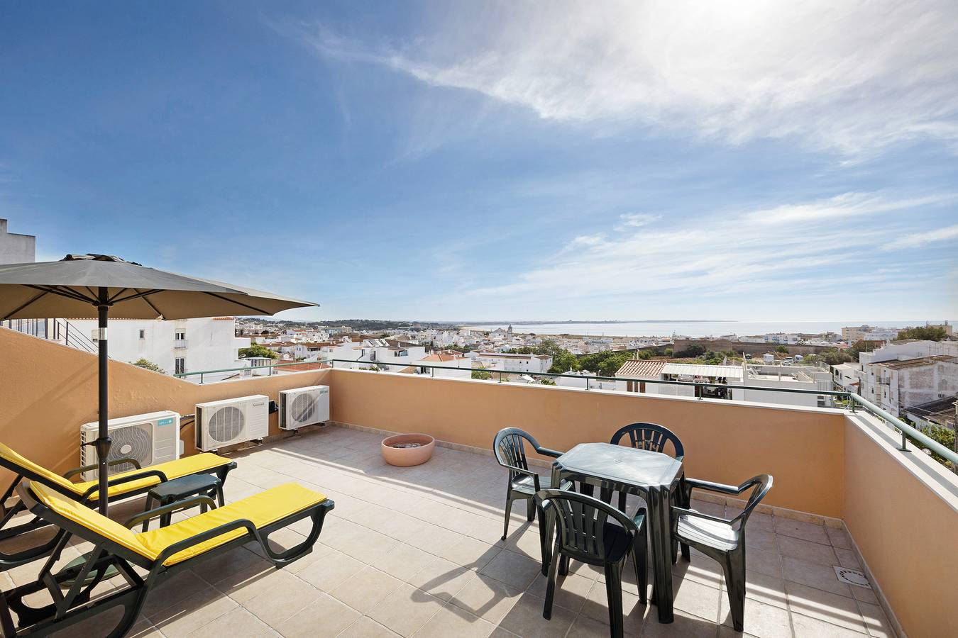 Casa de vacaciones 'My Friendly House ' con vistas al mar, Wi-Fi y aire acondicionado in São Sebastião, Lagos