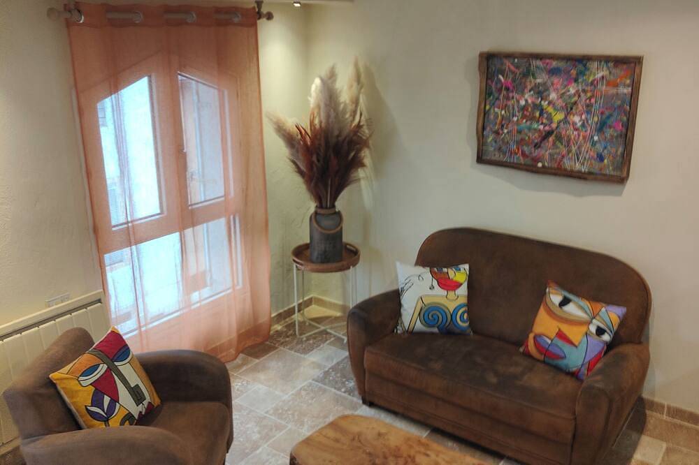 Ganze Wohnung, Modern, fully-equipped apartment in town center, located between lakes and mountains in Oyonnax, Nantua