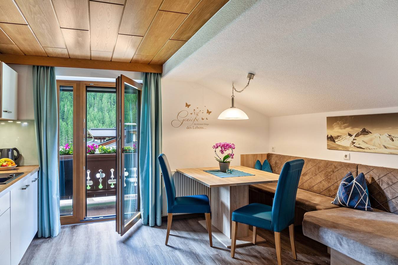 Ganze Wohnung, "Haus Alpenheim Ferienwohnung 1" mit Bergblick, Balkon und Wlan in Madseit, Hintertux