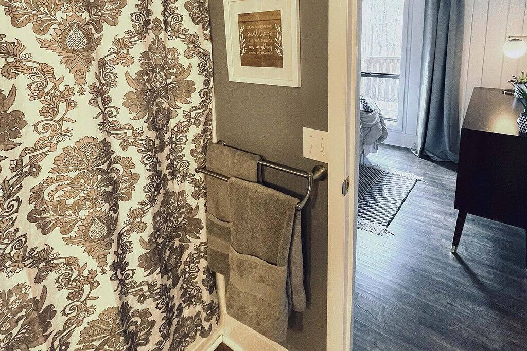 Ganze Wohnung, Designer Retreat w/ Pool, Golf + Beach Access! in Lake Keowee