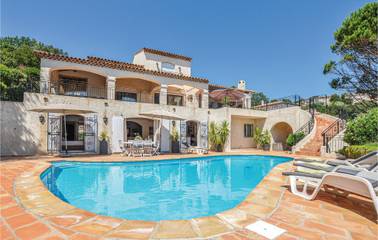 Gîte pour 10 personnes, avec terrasse ainsi que piscine et jardin, adapté aux familles à Les Adrets-de-l'Estérel