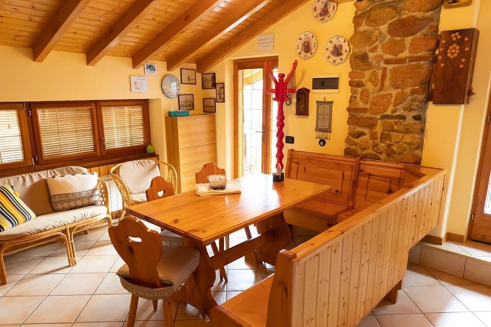 Ganze Wohnung, [Apartment in the Romantic Courtyard] Lake Lugano in Brusimpiano, Brusimpiano Gemeinde