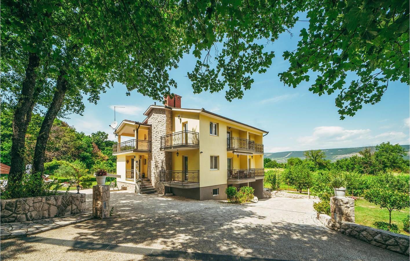 Modernes Apartment mit 2 Schlafzimmern, Pool, Terrasse und WLAN in Flussnähe in Imotski, Makarska Riviera