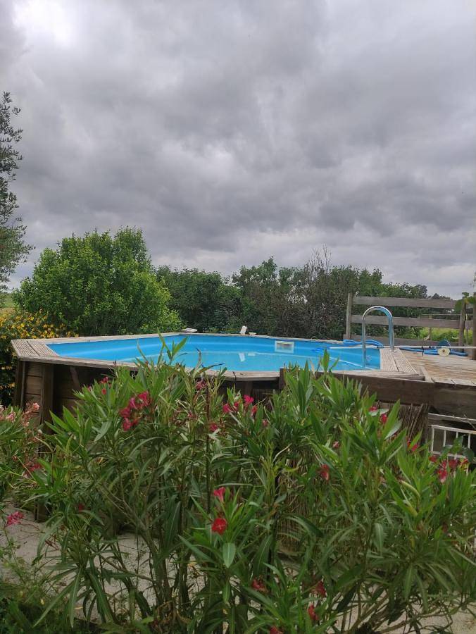 Gîte pour 6 personnes, avec terrasse et piscine, animaux acceptés à Sauveterre-de-Guyenne