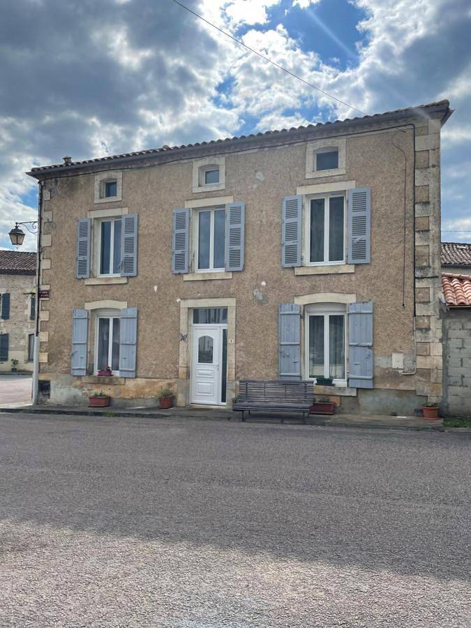 Location de vacances pour 2 personnes, avec terrasse et jardin à Javerlhac-et-la-Chapelle-Saint-Robert - 4