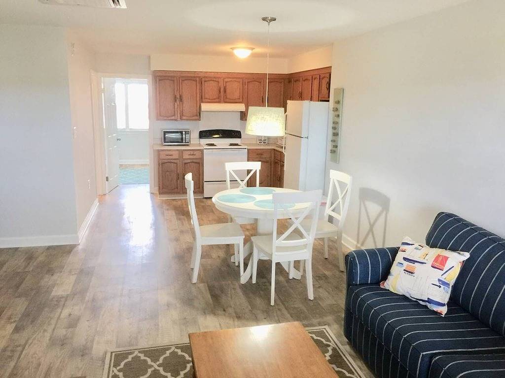 Ganze Wohnung, Beach Haven, Neu & Renoviert, 2018! , weniger als 1 Block zum Strand! Volle Küche. in Nags Head, Dare County