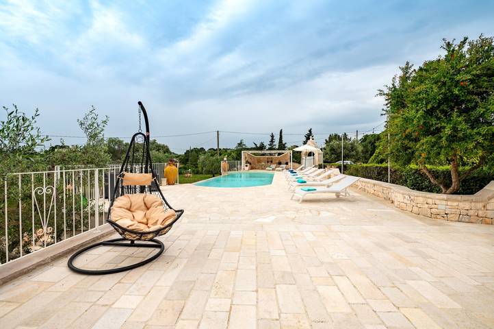 Appartamento intero, Appartamento 'Trullo Suite In Masseria' con piscina condivisa, Wi-Fi e aria condizionata in Cisternino, Salento