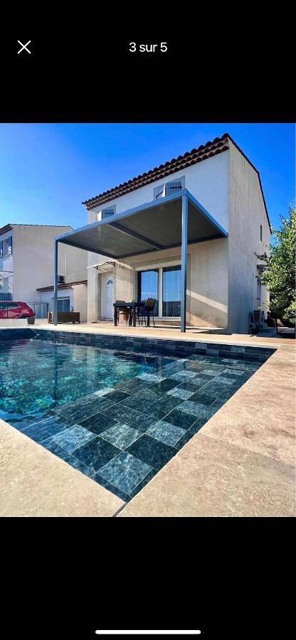 Villa pour 5 personnes, avec terrasse ainsi que jardin et piscine