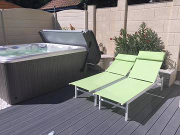 Gîte pour 10 personnes, avec piscine ainsi que balcon et jacuzzi à Saint-Vivien-de-Médoc