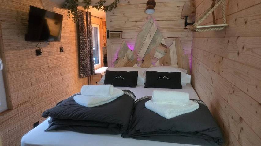 Chalet pour 2 personnes, avec jardin et sauna ainsi que balcon et jacuzzi
