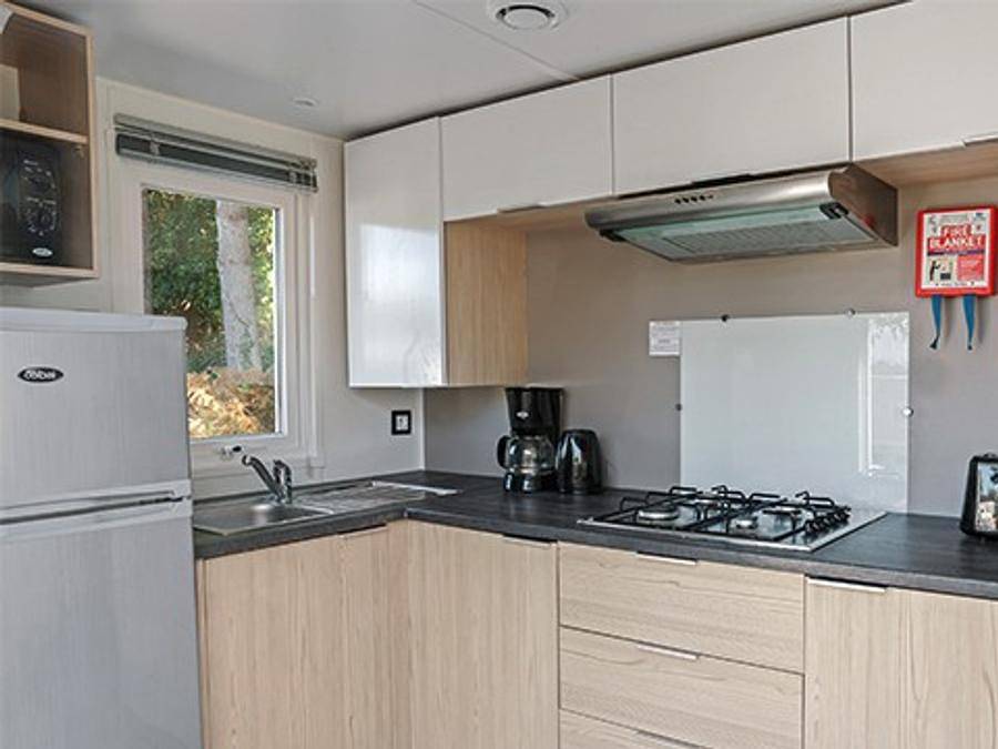 Camping Marvilla Parks - Les Gorges de Provence - Mobilheim 4 personen - Comfort Xl | 2 Zi. | 4 Pers. | Erhöhte Terrasse | Klim. in Montagnac-Montpezat, Regionaler Naturpark Verdon