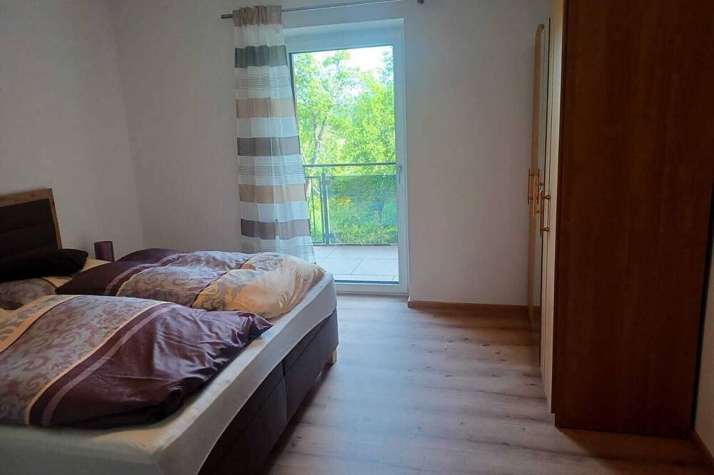 Ganze Wohnung, Ferienwohnung direkt am wunderschönen Irrsee mit eigenen Badeplatz in Salzkammergut-Berge, Mondsee & Irrsee