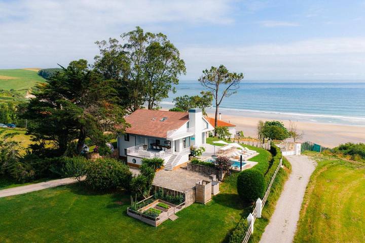 Casa rural para 48 personas, con Balcón y Terraza además de Jardín y Piscina en Oyambre