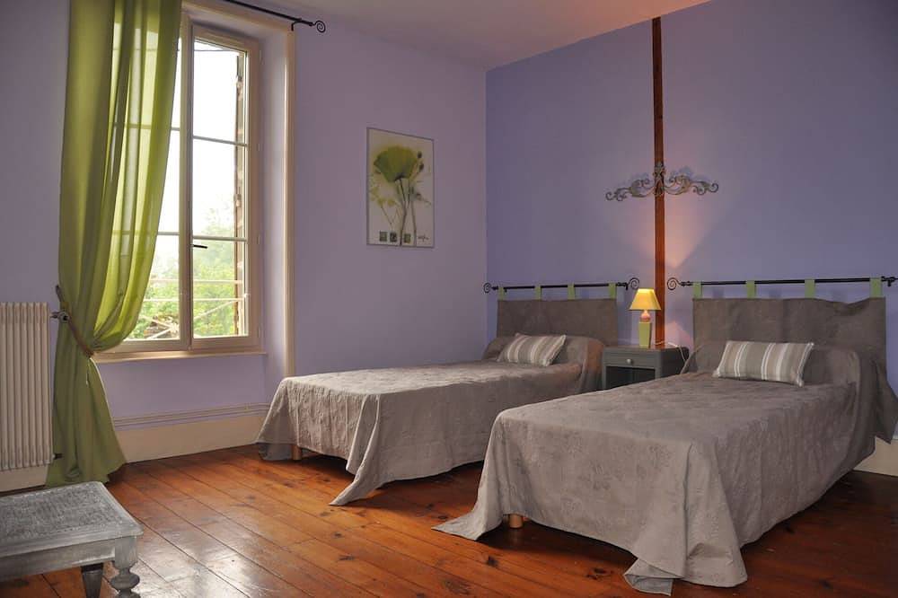Grande maison de campagne à proximité du bourg de Juillac (14 personnes) in Juillac, Région de Brive-la-Gaillarde