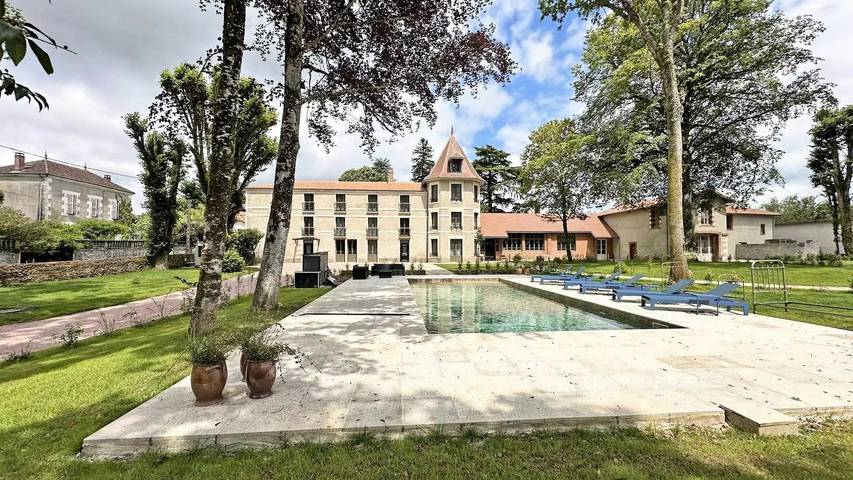 Gîte pour 4 personnes, avec jardin et piscine