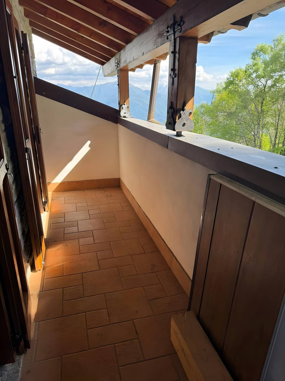 Chalet 'Rosi' con balcone vista lago, terrazza, Bbq e parcheggio privato in Gravedona ed Uniti, Lago di Como