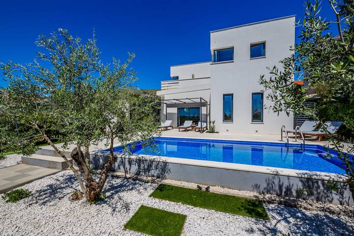 Location de vacances pour 9 personnes, avec piscine et terrasse à Trogir - 3