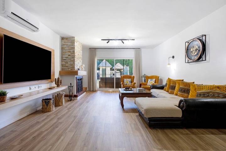 Villa for Families Los Agaves with Mountain Views, Pool and Wi-Fi in La Cala de Mijas, Mijas