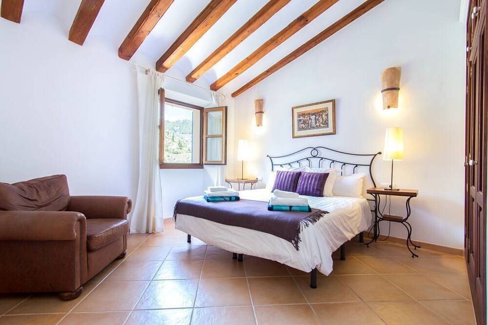 Can Flor - Three Bedroom Villa, Sleeps 6 in Deià, Coast of Mallorca