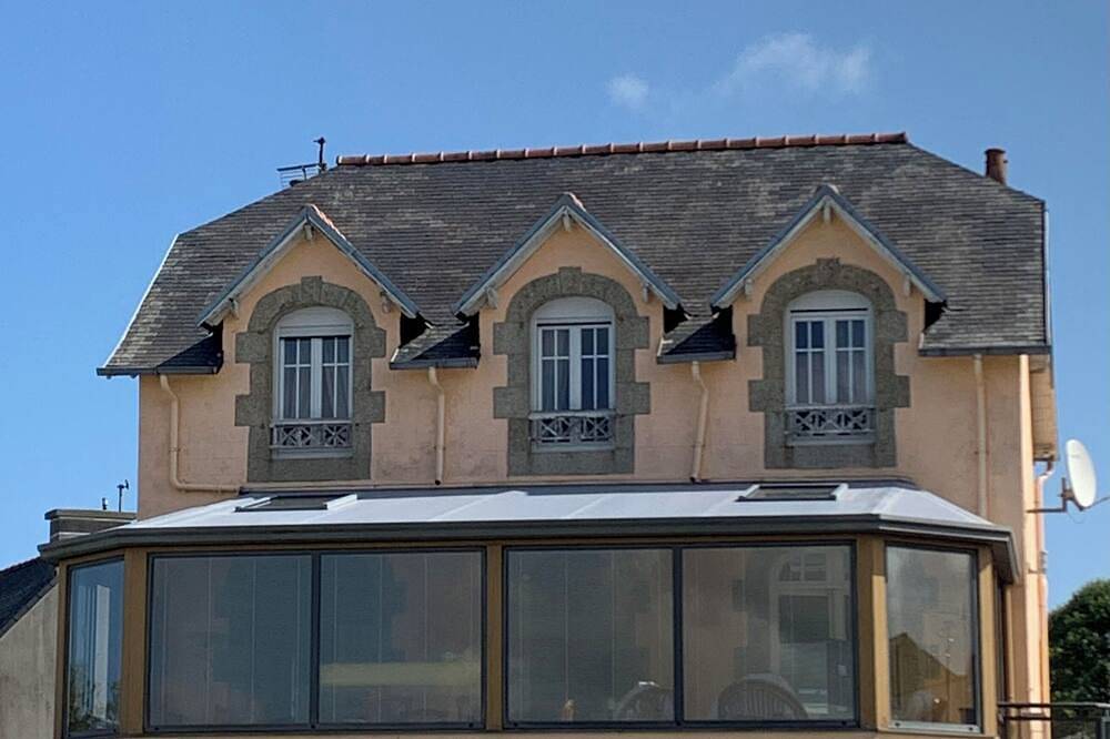 Maison Le Ressac au bord de mer in Côte des Légendes