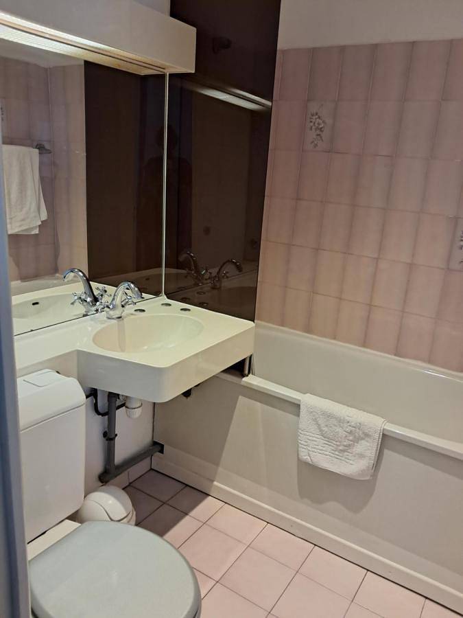 Twin Room in Montereau-Fault-Yonne, Seine-et-Marne