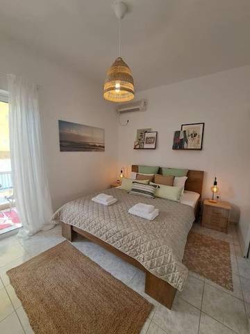 Gîte pour 2 personnes, avec jardin ainsi que vue et balcon dans Saronida