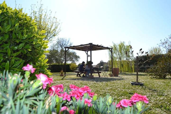 Gîte pour 4 personnes, avec Terrasse ainsi que Jardin et Piscine à Saint-Dézéry