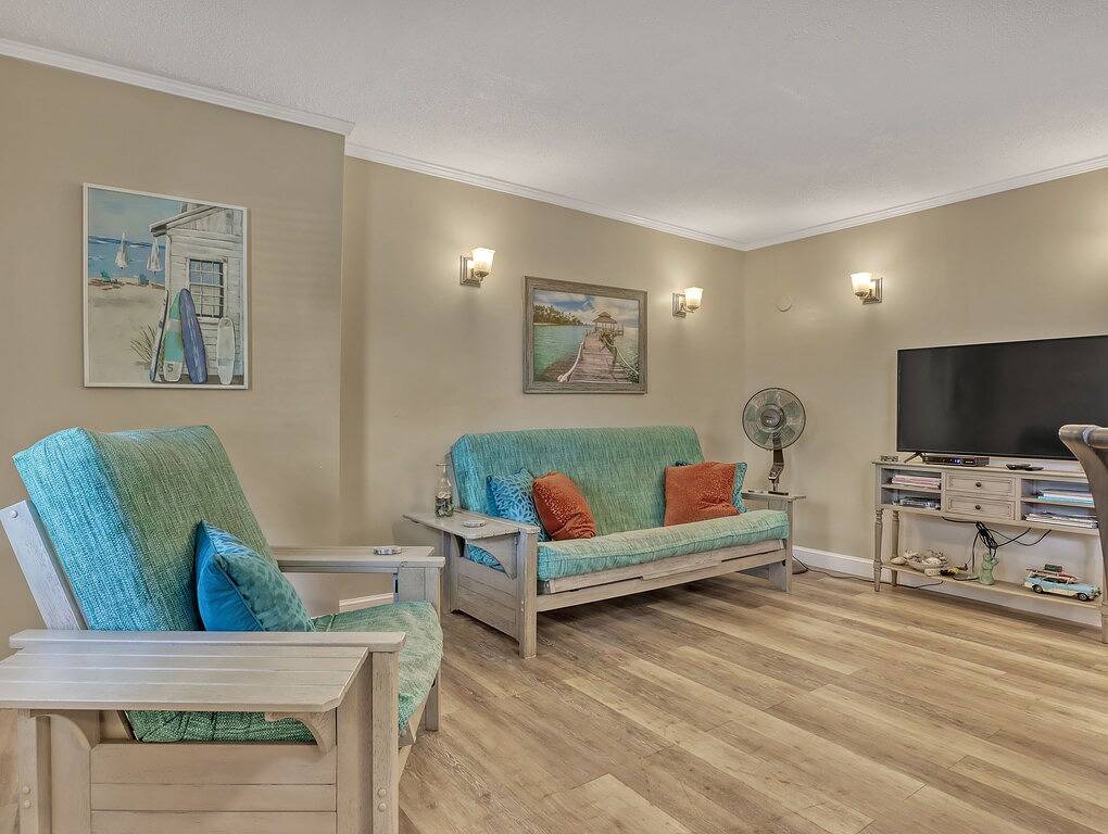 Ganze Wohnung, Coco Beach neu renoviert, offen 2/1 ersten Stock direkt am Meer Wohnung. in Space Coast