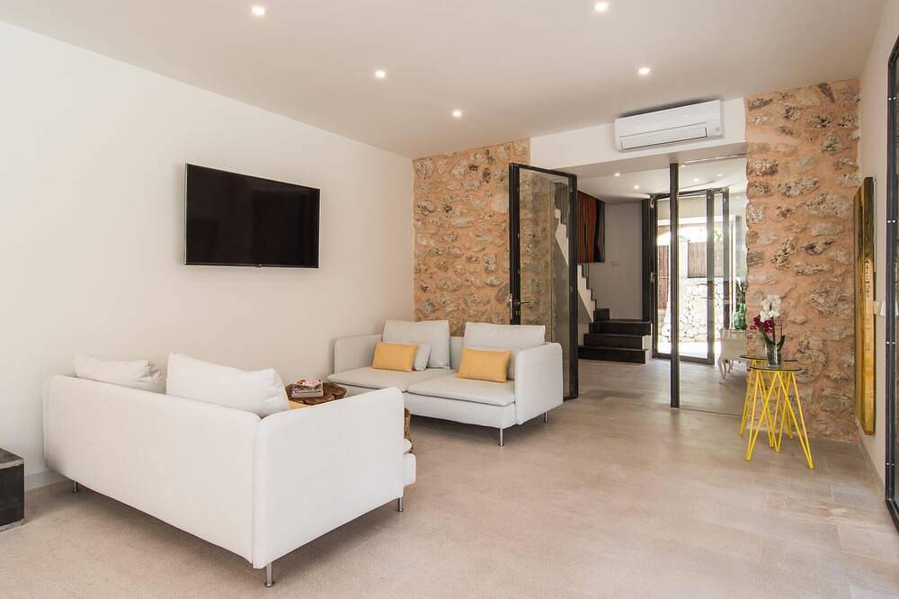 Amazing home in Costitx with private swimming pool, can be inside or outside in Costitx, Majorca Center