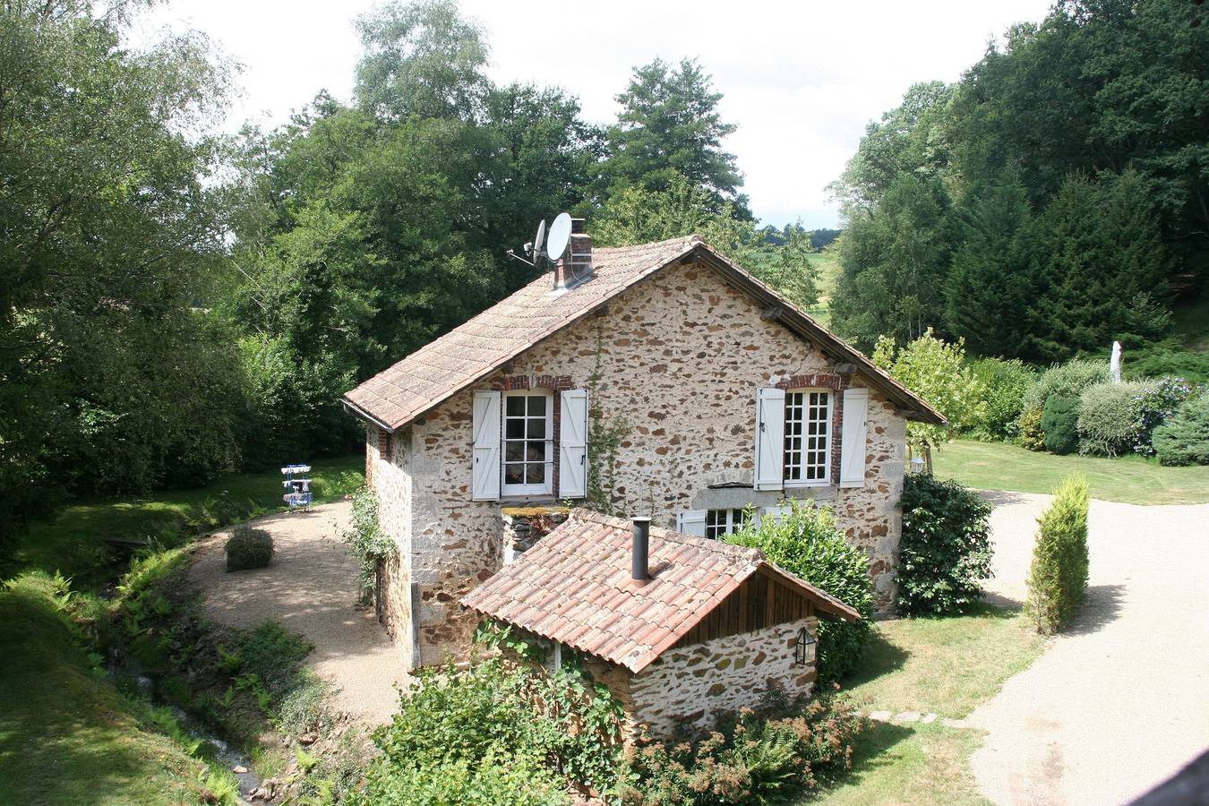 Gîte pour 4 personnes avec piscine in Saint-Léonard-de-Noblat, Région de Limoges