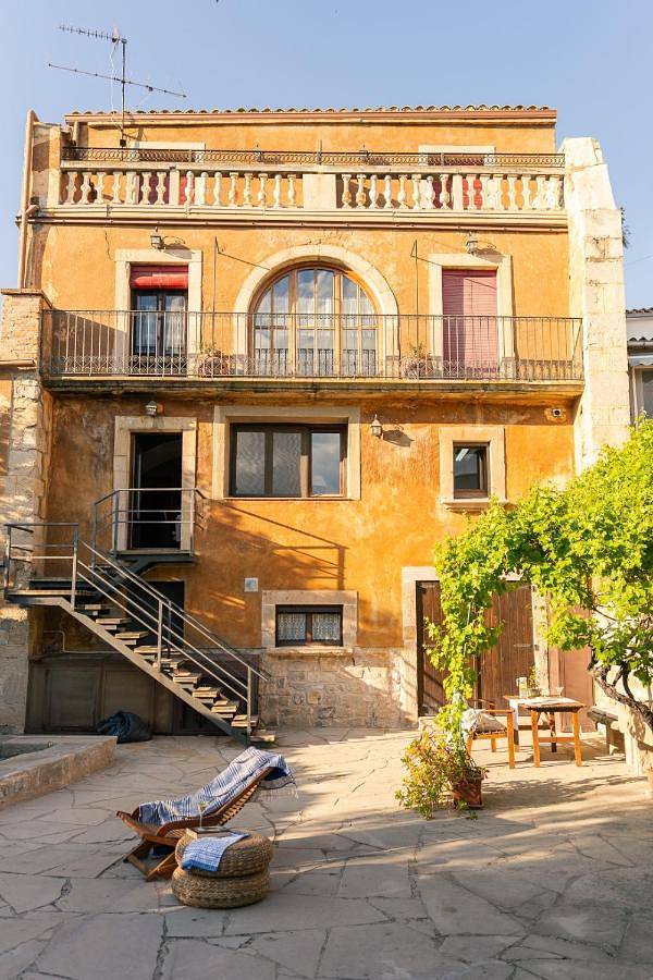 Casa de vacaciones para 15 personas, con vistas además de jardín y piscina, Se admiten mascotas en Urgel