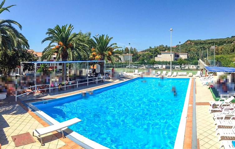 Appartement de vacances entier, Appartement vue mer avec piscine, terrasse, climatisation, parking - 2,5 km de la plage in Falerna, Province de Catanzaro