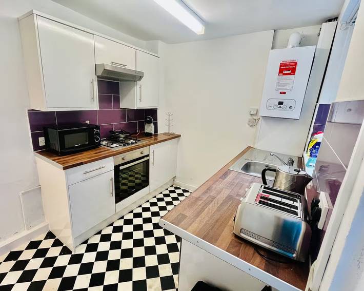 4-Bed House, Sleeps 9 w Garden & On-Street Parking in Liverpool, Merseyside