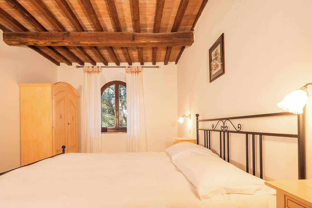 Ein Bauernhaus aus Stein aus dem Jahr 1850 mit Pool für Naturliebhaber in Pomarance, Riserva Naturale di Monterufoli
