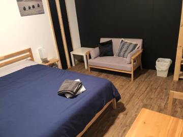 Gîte pour 2 personnes, avec terrasse ainsi que jardin et vue à Winston Churchill