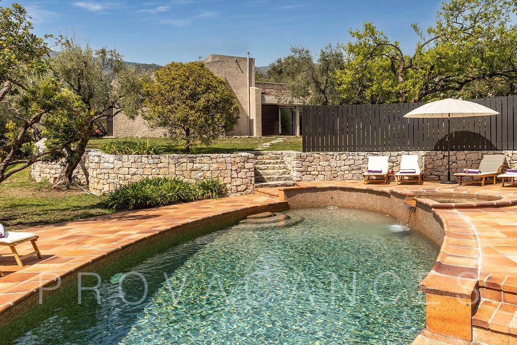Beautiful architect-designed villa with pool in Tourrettes-sur-Loup in Tourrettes-sur-Loup, Region de Cannes