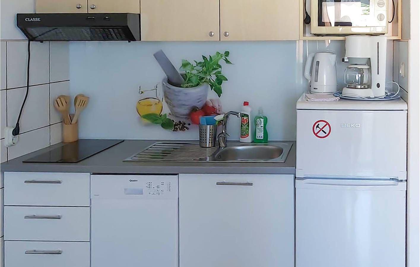 Ganze Ferienwohnung, Charmantes 200 m vom Strand entferntes Apartment mit Terrasse und Parkplatz in Zivogosce, Makarska Riviera