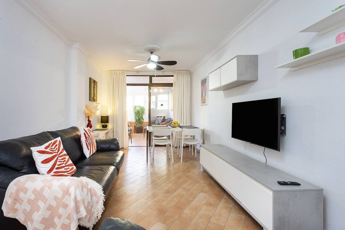 Entire apartment, Home2Book Cozy Flat Las Americas Beach, Pool in Playa de las Américas, Arona