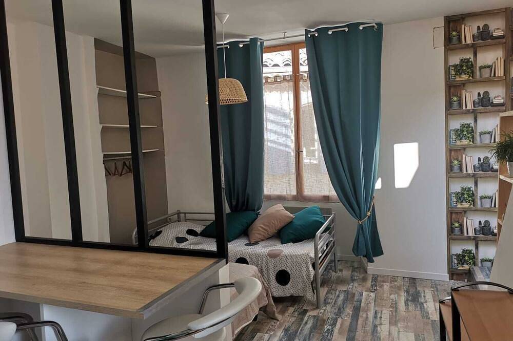 Ganze Wohnung, Möbliertes Studio 25 m2 mit Dachterrasse in Pont-Saint-Esprit, Nimes und Umgebung