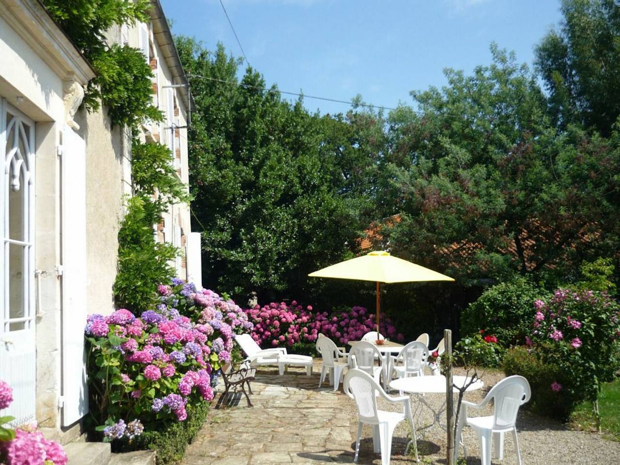 Family-Friendly Cottage with 7 Beds, Pool, and Outdoor Activities in Scenic Countryside in Le Champ-Saint-Père, Vendée