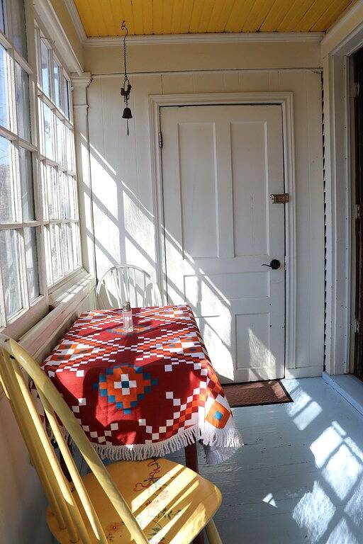 Vacation rental for 10 people, with balcony and yard as well as hot tub and sauna in Ontario